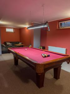 a room with a pool table in a room at Sielanka nad Junem in Mrągowo
