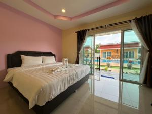 Postel nebo postele na pokoji v ubytování พัชรี รีสอร์ท ภูเก็ต Patcharee Resort Phuket