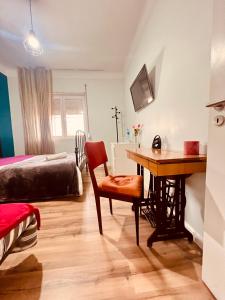 een slaapkamer met een bureau, een bed en een tafel bij Cozy private double-Twin room Oporto downtown in Porto