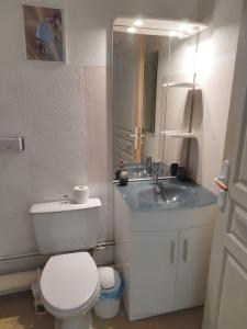 Bilik mandi di Studio en RDC à LAMALOU LES BAINS