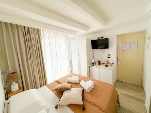 a bedroom with a bed with towels on it at Vingt Sept in Polignano a Mare