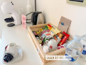 una caja llena de comida y bebidas en un mostrador en Vingt Sept, en Polignano a Mare