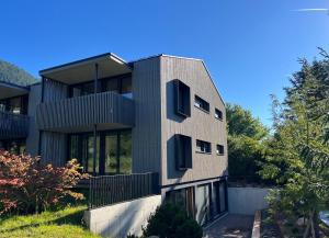 una casa moderna con un grigio di Bio Design Appartements DAS GRAUE SCHAF - Kärnten Card im Sommer inklusive a Bad Kleinkirchheim