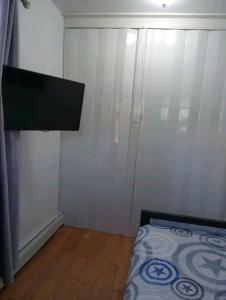 a small bedroom with a bed and a closet at comfortable room with balcony near the train in Woodside