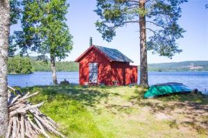 EkshäradにあるFerienhaus in Hagfors mit Großem Garten - b57200の湖畔の古い赤い納屋