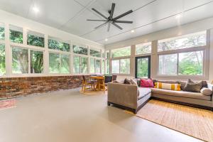 Galería fotográfica de Palmetto Cottage with Fire Pit, Game Table and More! en Fairburn