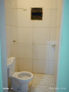 ein Badezimmer mit Toilette und Dusche in der Unterkunft Casa kitnet Próx da Rodoviária c/ suite e ar condicionado entrada individual . Geladeira e cozinha básica. Garagem pra carro. in Palmas