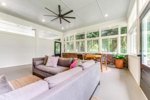 Galería fotográfica de Palmetto Cottage with Fire Pit, Game Table and More! en Fairburn