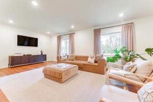 Galería fotográfica de Palmetto Cottage with Fire Pit, Game Table and More! en Fairburn