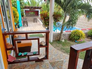 プロビデンシアにあるPosada Ashantyのパティオ(テーブル、椅子付)の景色を望めます。