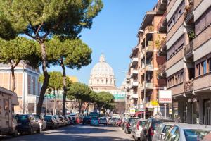 ローマにあるCasa Vacanze "Sognando Roma"の車内通りから見える首都の景色