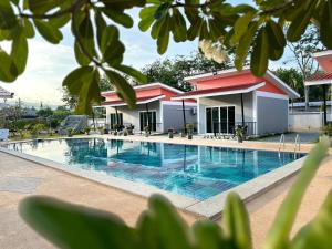 Bazén v ubytování พัชรี รีสอร์ท ภูเก็ต Patcharee Resort Phuket nebo v jeho okolí