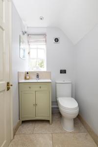 Ένα μπάνιο στο The Coach House Beautiful Georgian Apartment Wifi and Parking near Bath