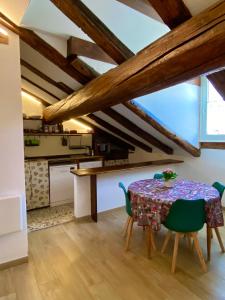 Η κουζίνα ή μικρή κουζίνα στο La maison d'Odette - CIR 0063