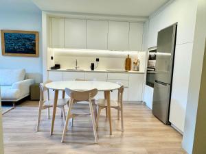 a kitchen and dining room with a table and chairs at BPIRINEOS-Besurta in Benasque