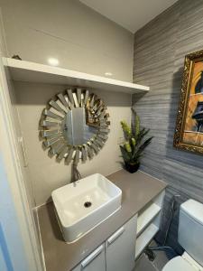 y baño con lavabo y espejo. en Smdc wind residences, en Kaybagal