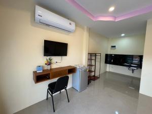 Kuchyň nebo kuchyňský kout v ubytování พัชรี รีสอร์ท ภูเก็ต Patcharee Resort Phuket