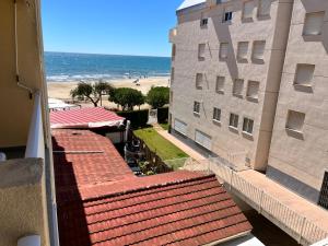 O vedere generală la mare sau o vedere la mare
luată din acest apartament