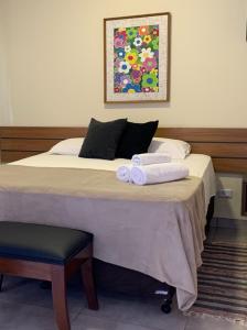 um quarto com uma cama com duas toalhas em Studio Standard l AO LADO SHOPPING em Três Lagoas