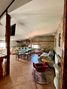 - un salon avec un canapé et une table dans l'établissement Rural Apartments Ritossa, à Vižinada