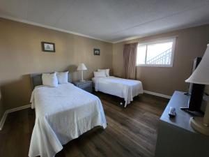 um quarto de hotel com duas camas e uma janela em St. Tropez em Ocean City