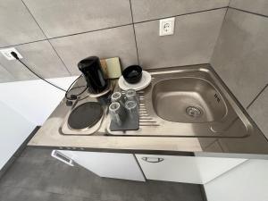 encimera de cocina con fregadero y cafetera en WPS Residenz en Frankfurt