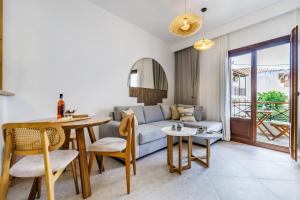 un soggiorno con divano e tavolo di Potoki Apartments a Skopelos Town