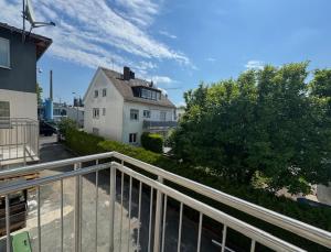 美茵河畔法蘭克福的住宿－WPS Residenz，从阳台可以欣赏到房屋和建筑的景致