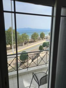 Dieses Zimmer bietet einen Balkon mit Meerblick. in der Unterkunft One-Bedroom Apartments Near The Sea in Lefkandi Chalkida