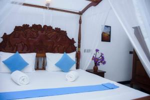 Una cama o camas en una habitación de The Ceylon Lazy Lagoon Mirissa