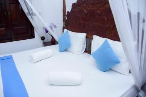Una cama o camas en una habitación de The Ceylon Lazy Lagoon Mirissa