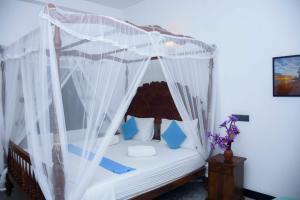 Una cama o camas en una habitación de The Ceylon Lazy Lagoon Mirissa