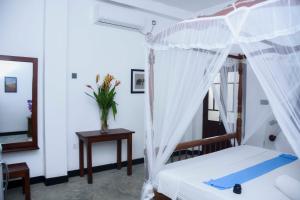 Una cama o camas en una habitación de The Ceylon Lazy Lagoon Mirissa