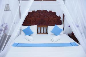 Una cama o camas en una habitación de The Ceylon Lazy Lagoon Mirissa