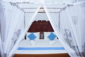 Una cama o camas en una habitación de The Ceylon Lazy Lagoon Mirissa