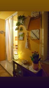 Pokój ze stołem z roślinami na ścianie w obiekcie Apartment Inn w mieście Aci Castello