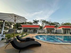 Bazén v ubytování พัชรี รีสอร์ท ภูเก็ต Patcharee Resort Phuket nebo v jeho okolí