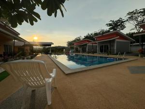 Bazén v ubytování พัชรี รีสอร์ท ภูเก็ต Patcharee Resort Phuket nebo v jeho okolí