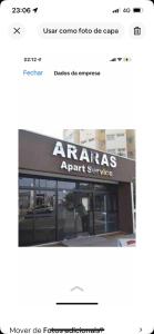 una tienda con un cartel en la parte delantera en Flat araras luxo, en Caldas Novas