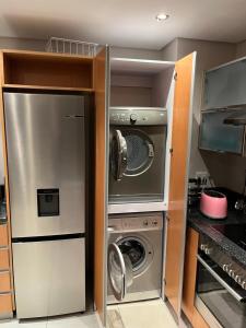 ケープタウンにある404 The Rockwellのキッチン(洗濯機、洗濯機、乾燥機付)