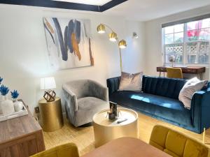 sala de estar con sofá azul y silla en Harmonious Suites en North Miami Beach