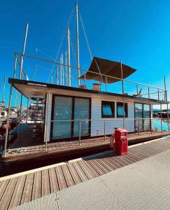 ein Boot auf einem Dock mit einem roten Hydranten in der Unterkunft ALMALO Floating House - Casa Galleggiante in Procida