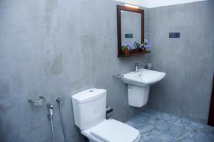 Un baño de The Ceylon Lazy Lagoon Mirissa