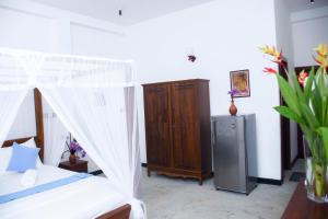 Una cama o camas en una habitación de The Ceylon Lazy Lagoon Mirissa
