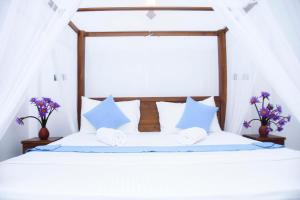Una cama o camas en una habitación de The Ceylon Lazy Lagoon Mirissa