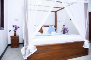 Una cama o camas en una habitación de The Ceylon Lazy Lagoon Mirissa