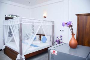 Una cama o camas en una habitación de The Ceylon Lazy Lagoon Mirissa