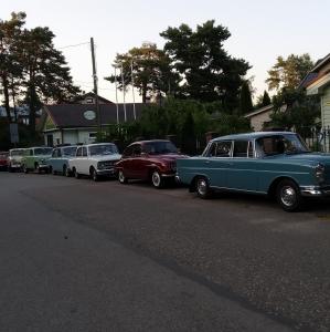 una fila de autos estacionados al lado de una calle en Hotel Veagles en Narva-Jõesuu