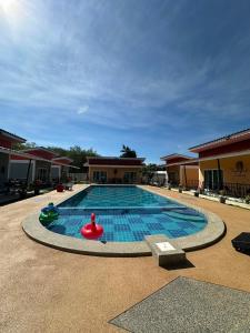 Bazén v ubytování พัชรี รีสอร์ท ภูเก็ต Patcharee Resort Phuket nebo v jeho okolí