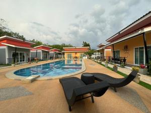 Bazén v ubytování พัชรี รีสอร์ท ภูเก็ต Patcharee Resort Phuket nebo v jeho okolí